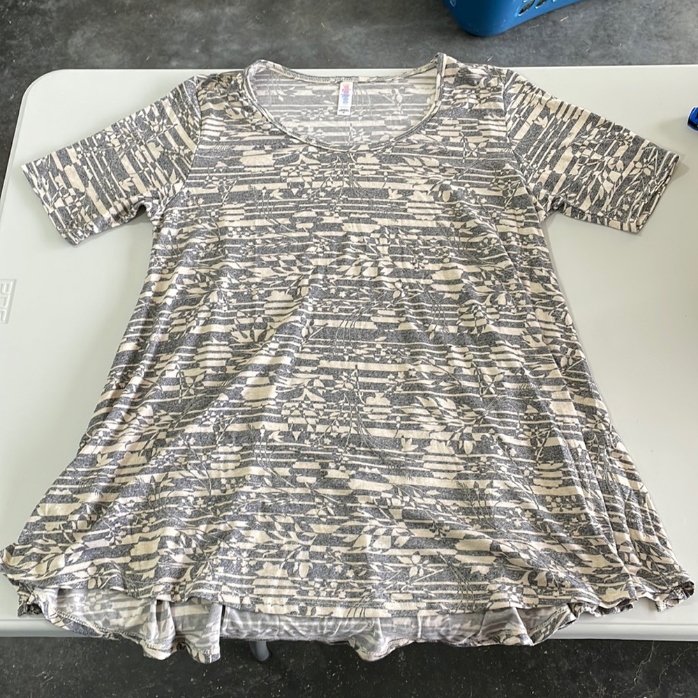 LuLaRoe perfect tee size medium